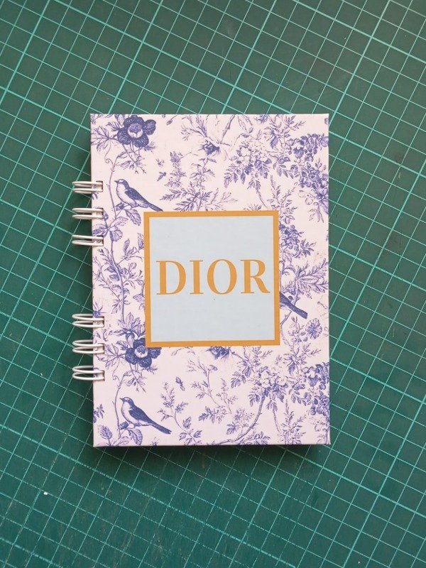 Producto - DIOR: Libreta A6 - LEYENDAS DE LA MODA