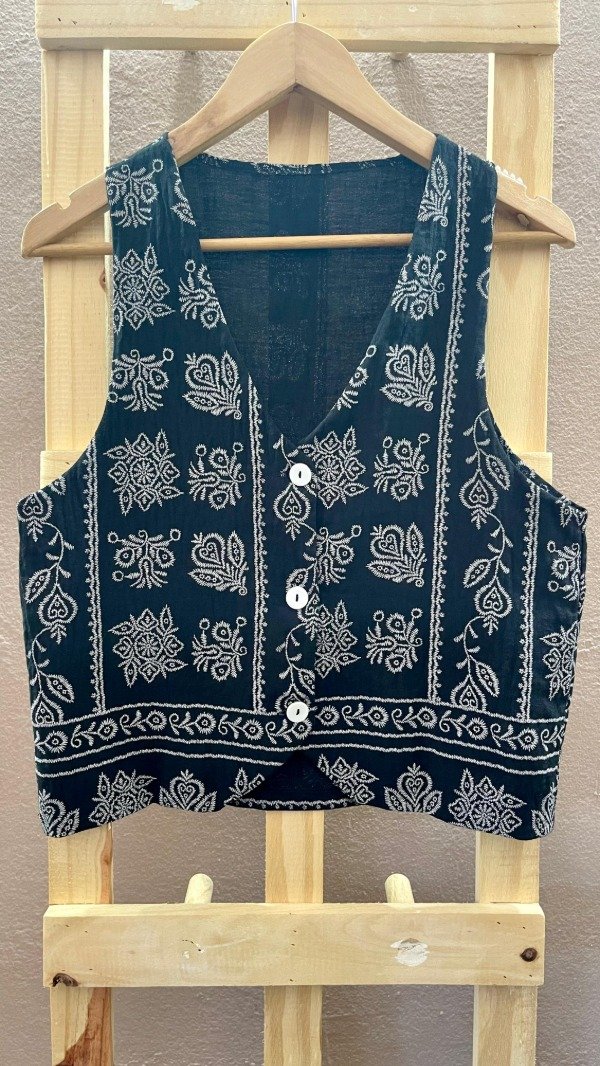 Producto - CHALECO NEGRO ESTAMPADO