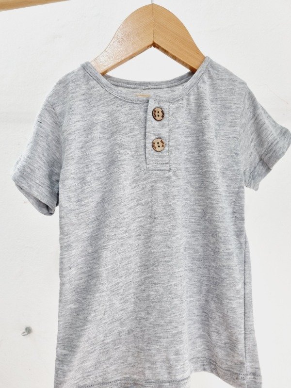 Producto - Remera media chomba gris
