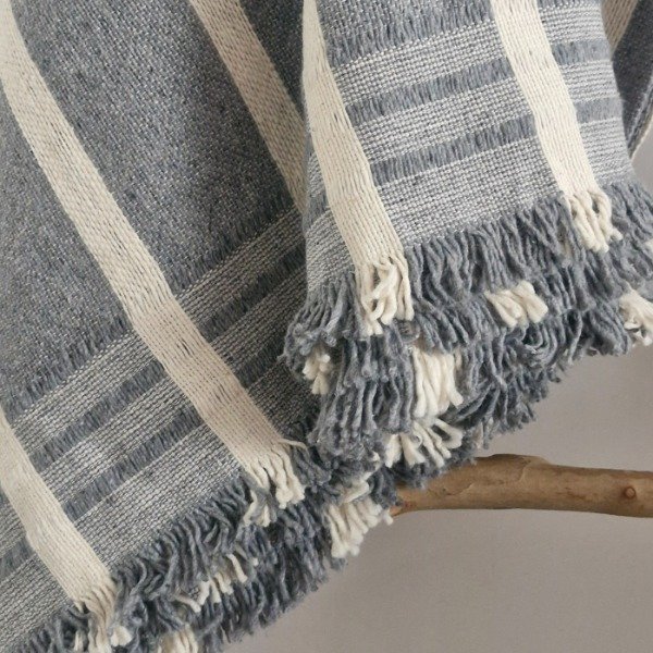 Producto - Manta Nativa Gris Bastón Tiza - 1