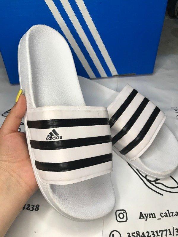 Ojotas Adidas blanca linea negra - AyM Calzadosok