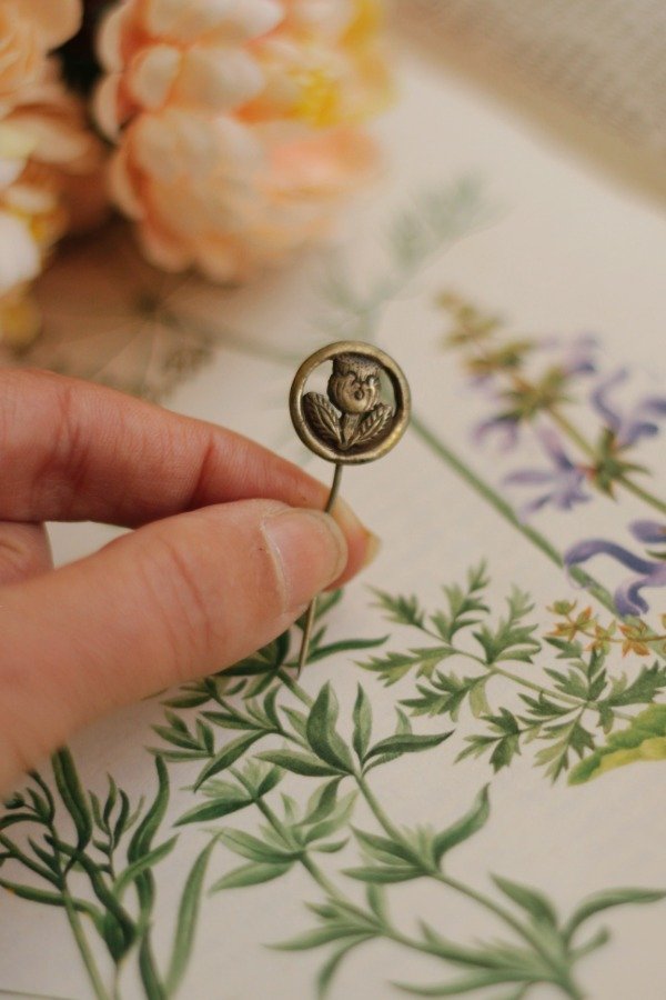 Producto - Alfiler Cardo