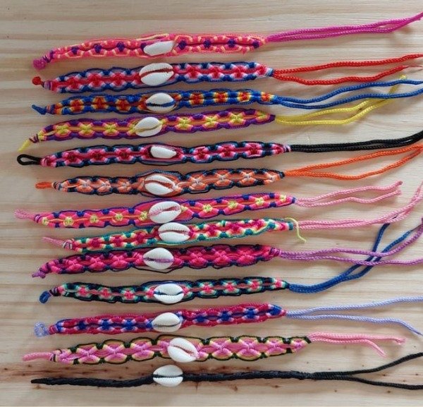 Producto - Pulsera Buzios tejida