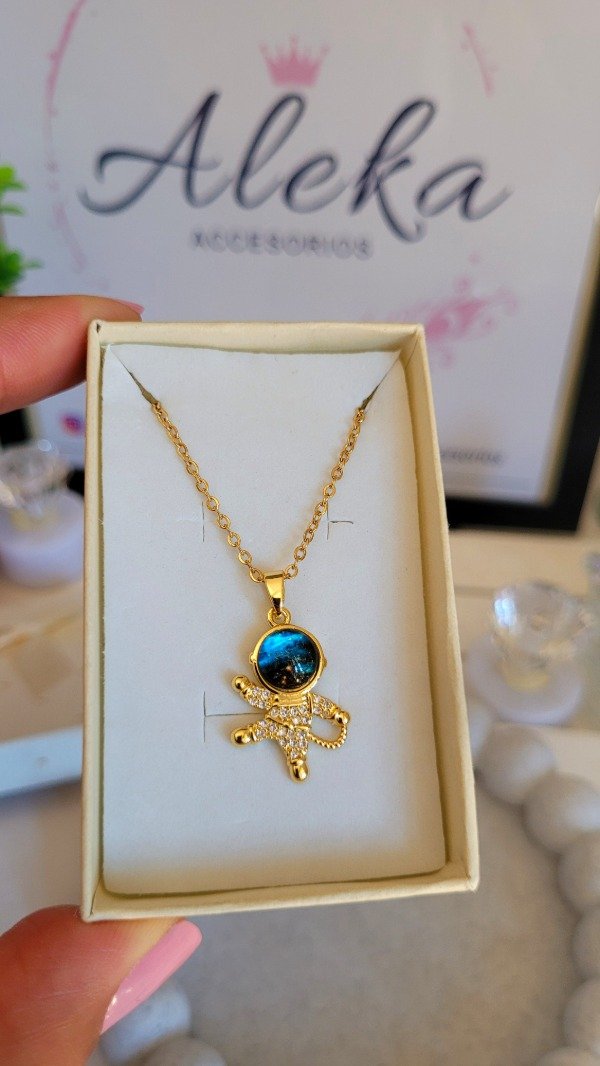 Producto - Collar astronauta de acero dorado - 1