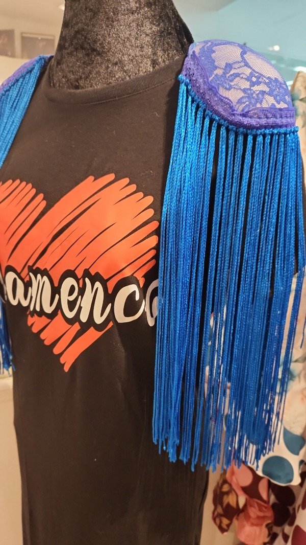 Producto - HOMBRERAS AZUL ENCAJE CON FLECOS DE SEDA ARTESANALES