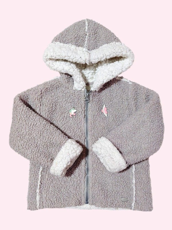 Producto - Camperita peluche gris claro y blanca con pins unicornio Mimo 3 años