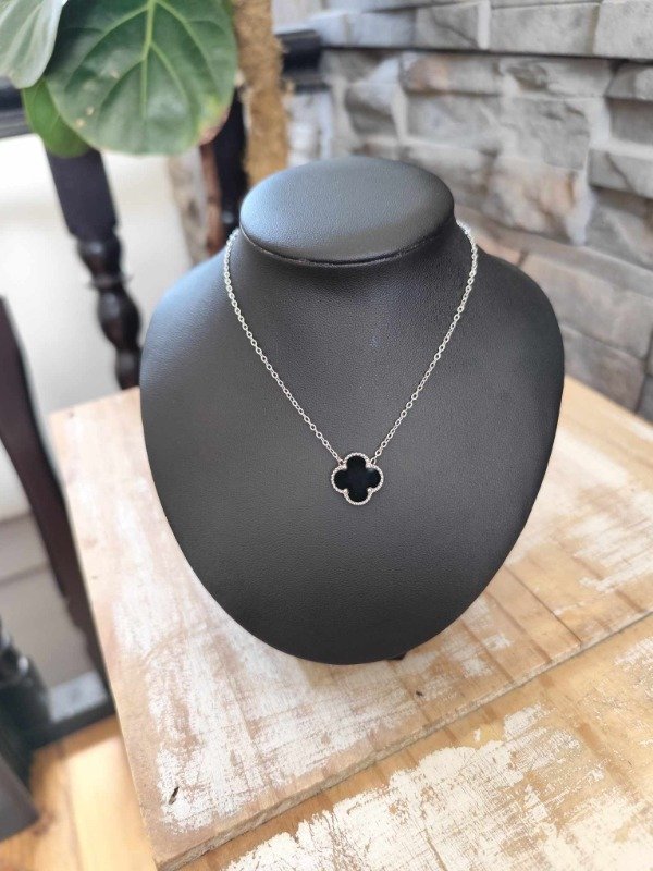 Producto - Collar trébol negro central. Acero quirúrgico.