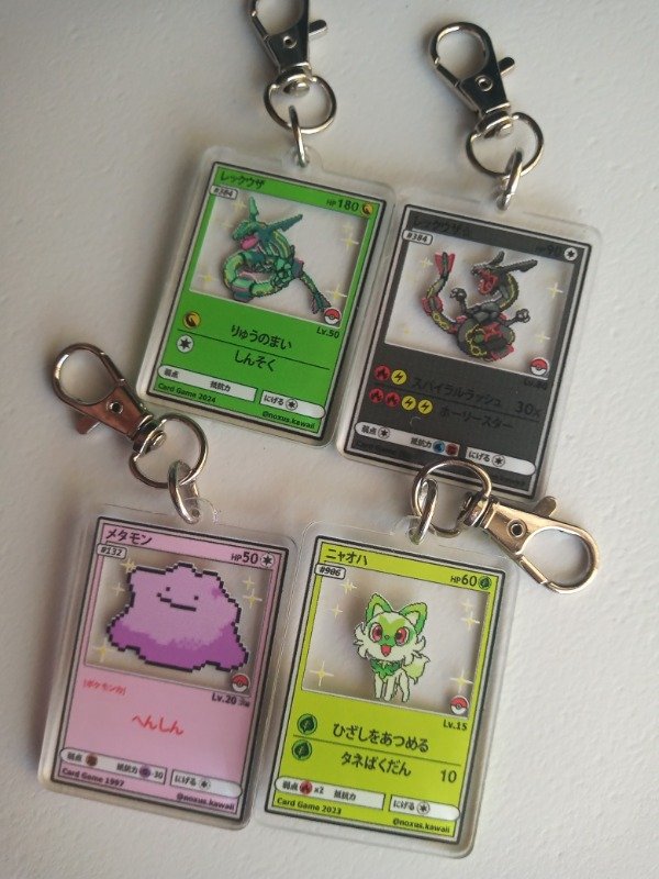 Producto - Llaveros Rayquaza, Rayquaza Shiny, Ditto y Sprigatito