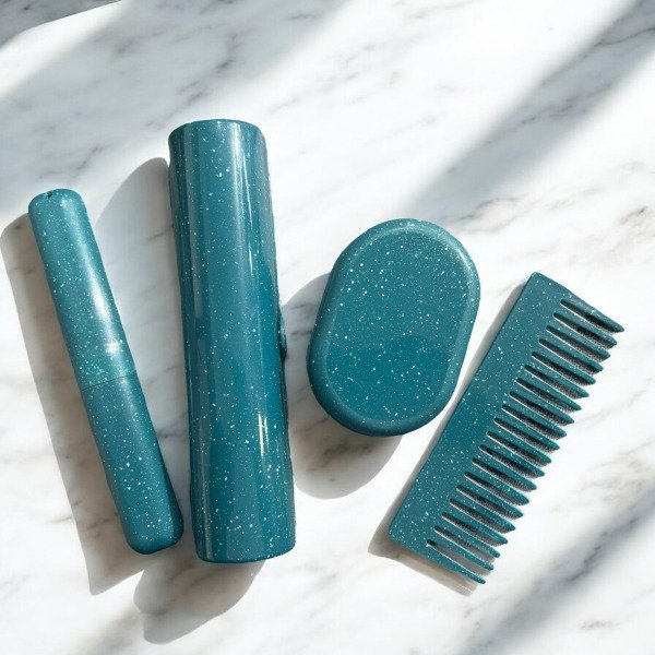 Producto - KIT PERSONAL: JABONERA, PORTACEPILLO, PEINE, ESTUCHE EN BOLSITA