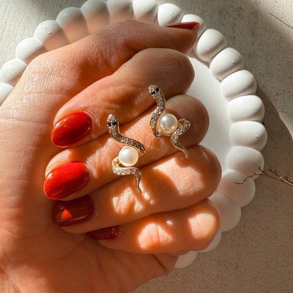 Producto - Aro pasante snake con perla blanca dorada - tamaño mediano
