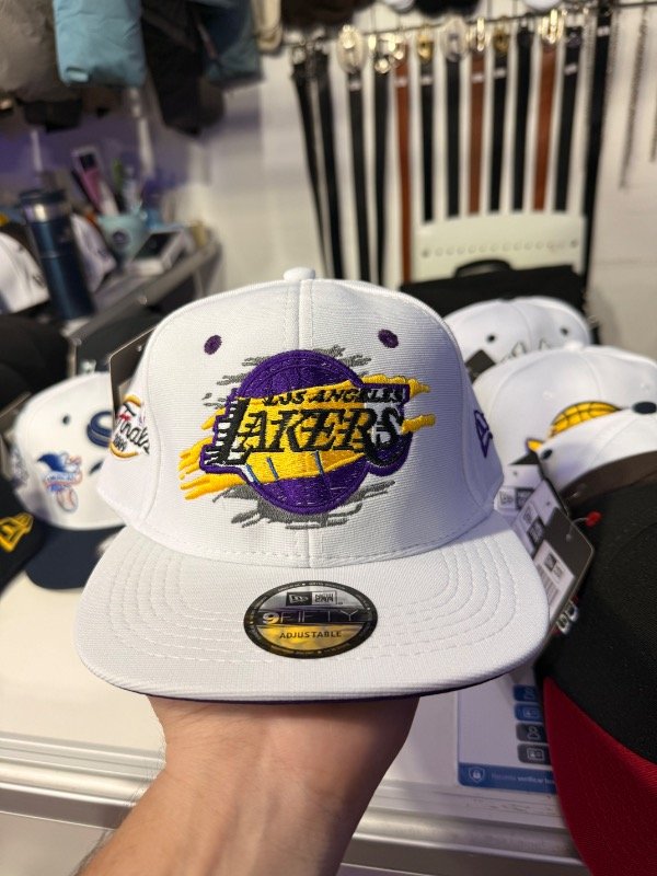 Producto - Gorra Cerrada Lakers White
