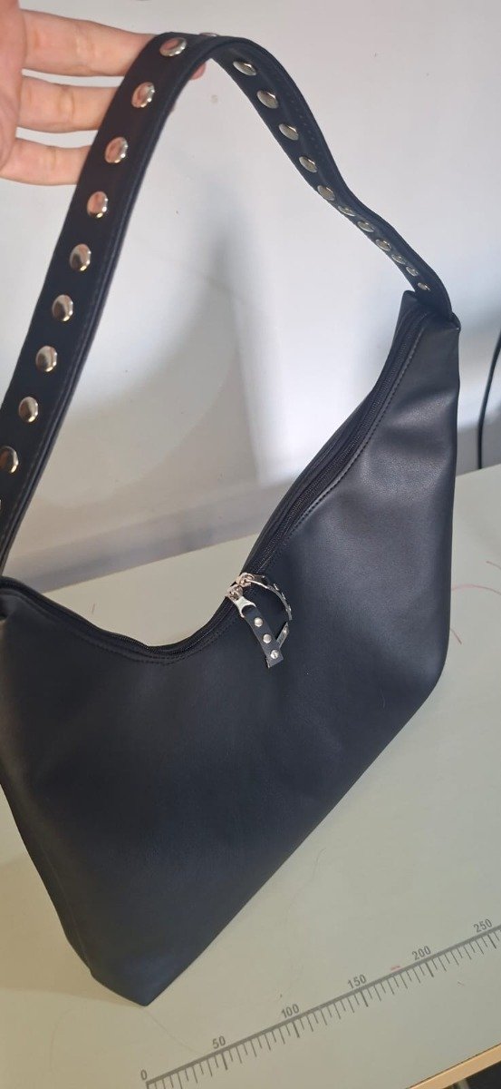 Producto - Carter Lita Negra con tachas - 3