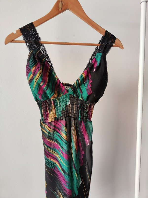 Vestido con pintadas y encaje