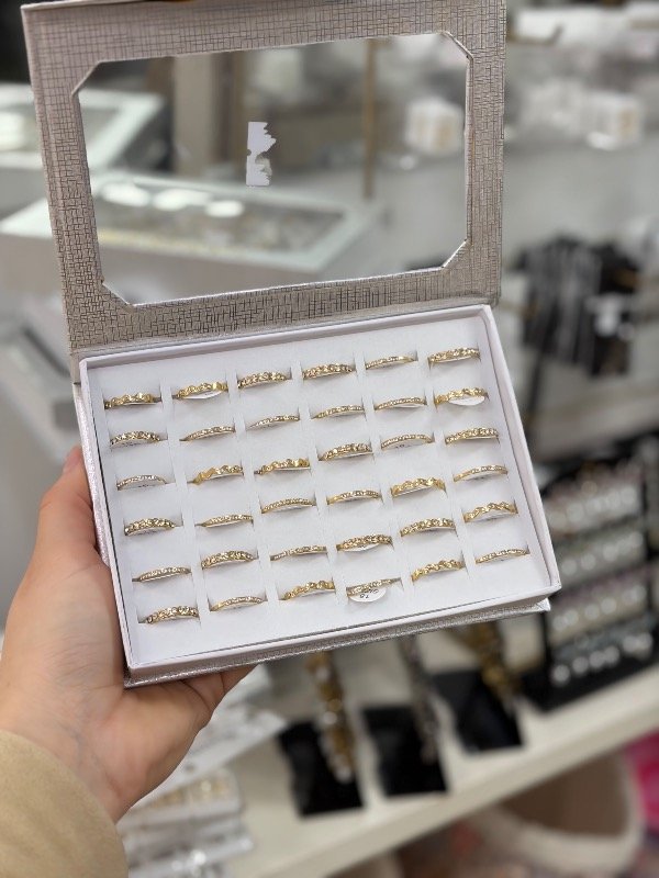 Producto - Anillo acero dorado con stras fino