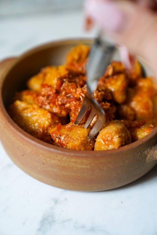 Producto - Ñoquis de zapallo, harina integral, salsa de tomate y tofu