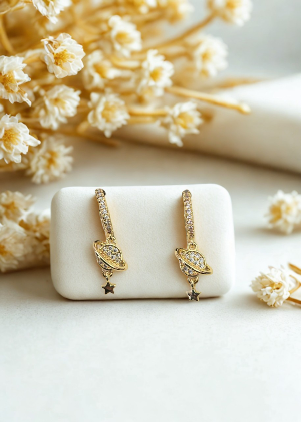 Producto - ARGOLLA SATURNO DORADO CON STRASS/ BÑ
