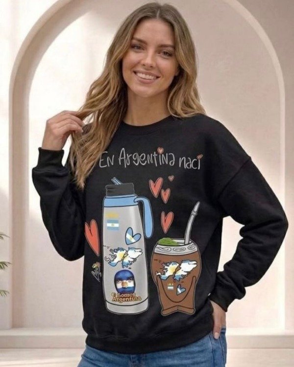 Producto - BUZO NEGRO CON DISEÑO DE EQUIPO DE MATE ARGENTINA TALLE L