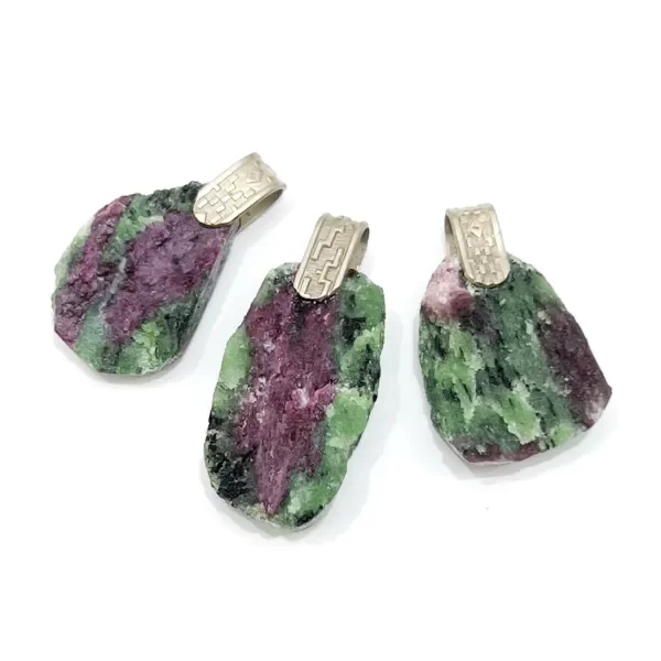 Producto - Dije en bruto de zoicita con rubí en alpaca