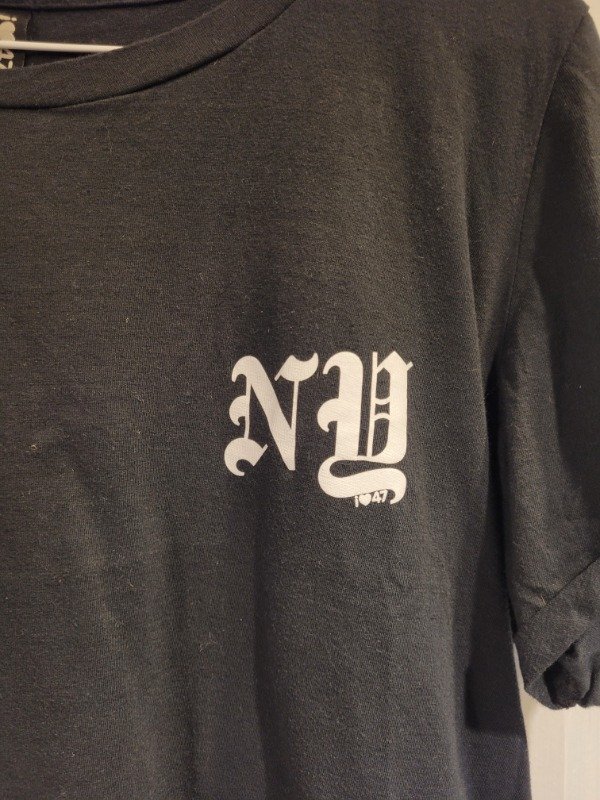 Producto - Remera 47 STREET negra frente/espalda blanco y margaritas-Talle S/M-PRECIO: 18X - 1