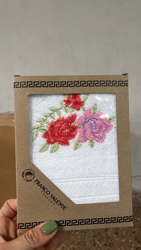 Producto - TOALLA VISITA BORDADA EN CAJA DE ALGODON FRANCO VALENTE COD 112 - 3