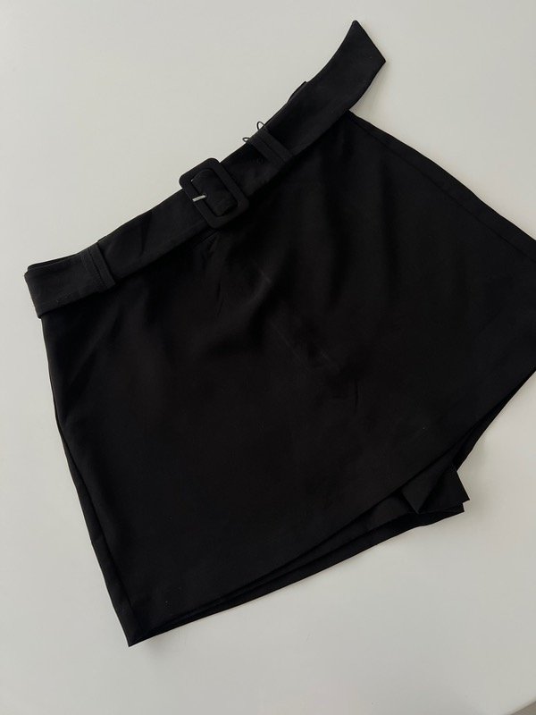 Producto - Falda short con cinto Bershka Talle 42