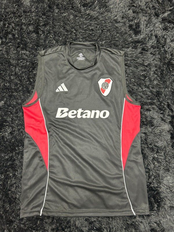 Producto - MUSCULOSA  NEGRA RIVER 2026