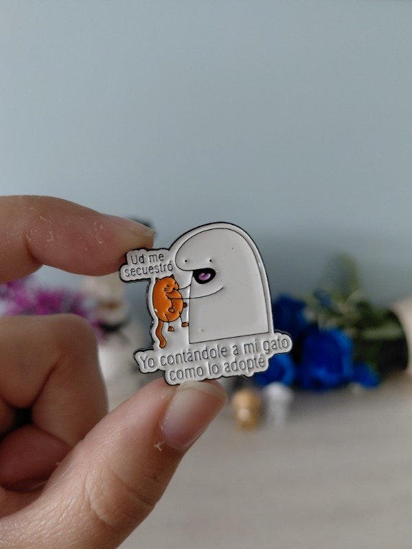 Producto - Pin metalizado - Yo contándole a mi gato como lo adopté #1200