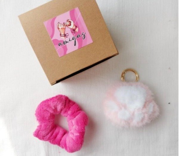 Producto - Llavero peludito huella en box