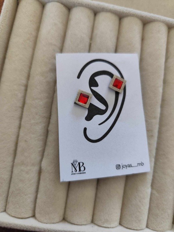 Producto - Aros bulgari cuadrado strass rojo. Acero quirúrgico.