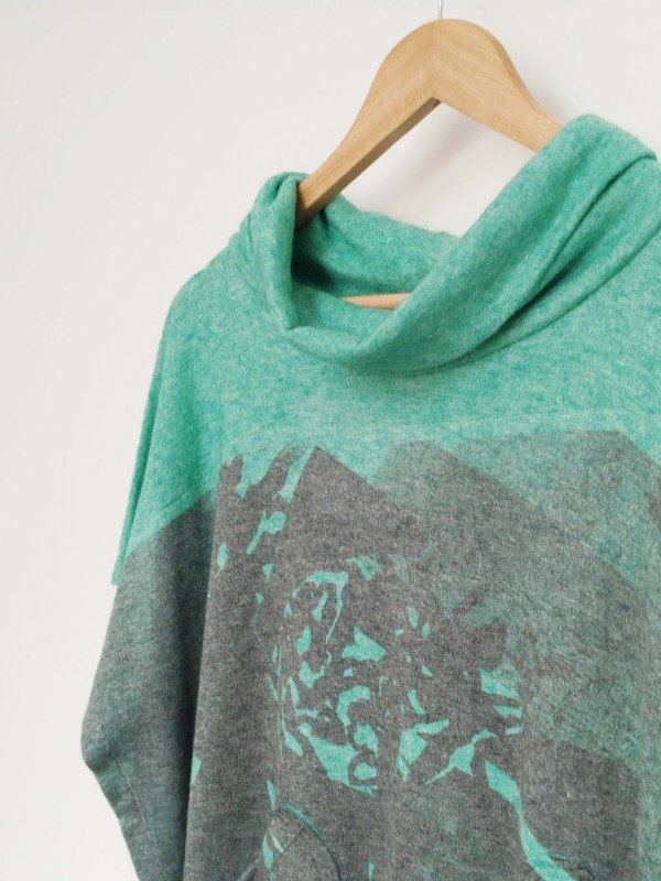 Producto - Poncho Mariel -verde agua estampa curvas-