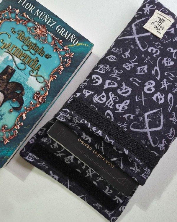 Producto - Funda para libros mediana Cazadores de sombra IMPERMEABLE