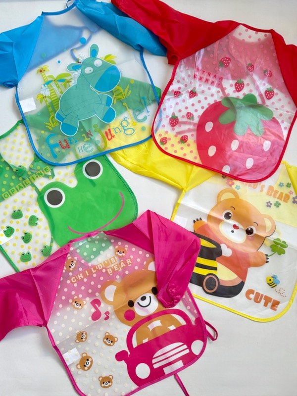 Producto - Babero con mangas impermeables.