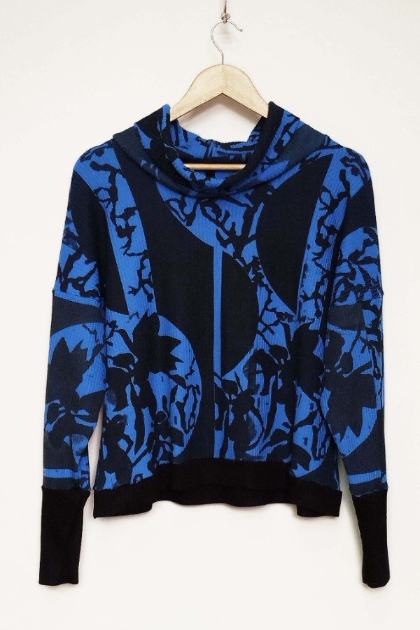 Producto - Polera Elba -turquesa estampa Curvas-