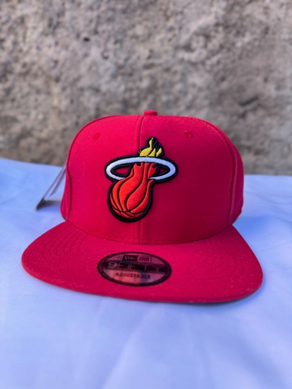 Producto - Gorra cerrada Básquet ROJA