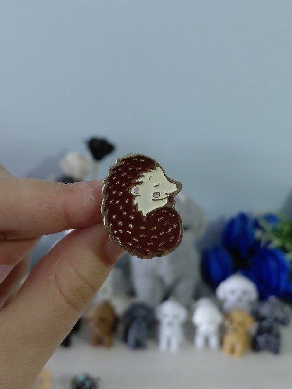 Producto - Pin metalizado ilustrado - Erizo