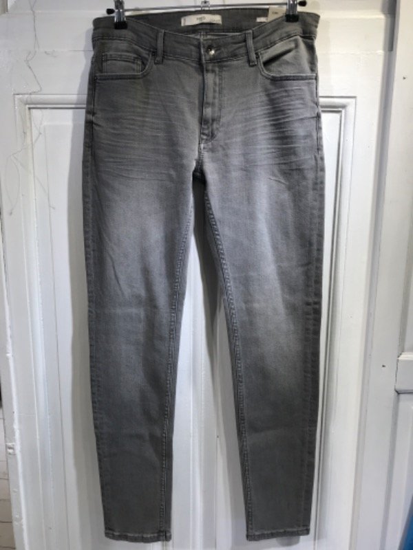Producto - Jean MANGO gris chupin nuevo c/etiqueta Talle 42- PRECIO: 60c