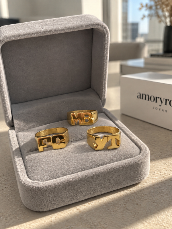 Producto - Anillo dos iniciales Plata 925 bañado en oro 18k - 1