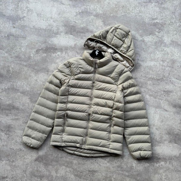 Producto - CAMPERA UNIQLO BEIGE