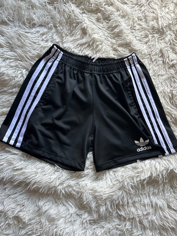 Producto - Short Adidas retro elegí la estampa