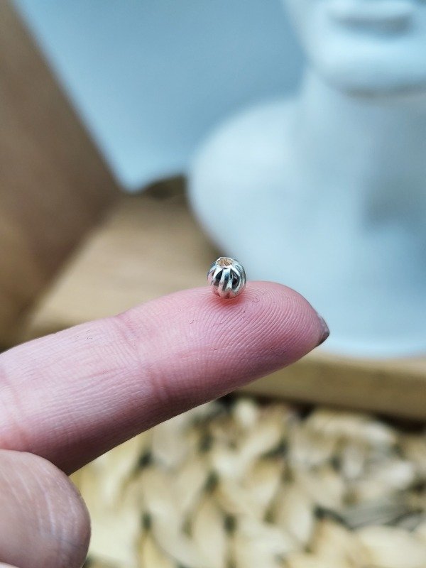 Producto - Bolitas 4.7 Milímetros - 2 mm de Agujero (10 Bolitas por bolsita)