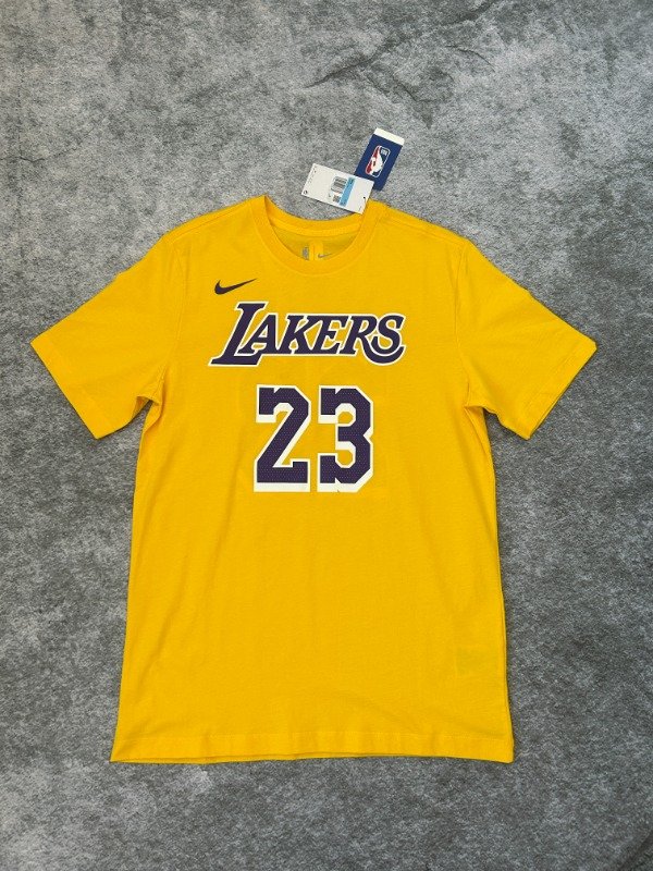Producto - Los Angeles Lakers LeBron James Nike Icon 23 T-Shirt