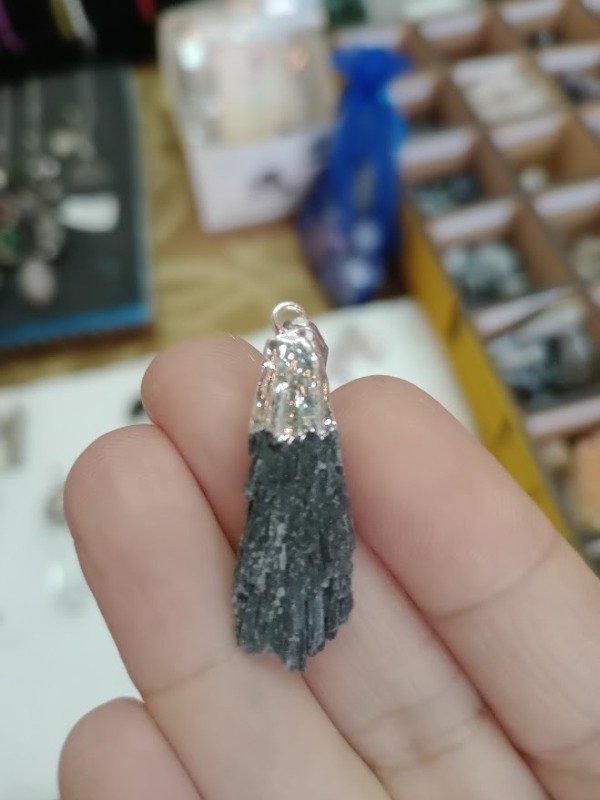 Producto - Dije escoba de bruja - cianita negra