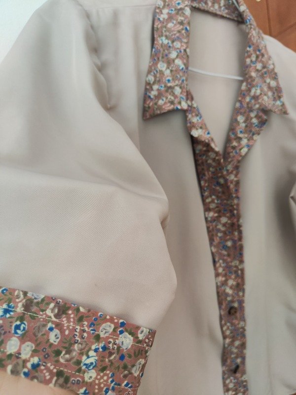 Camisa beige detalle flores — imagen 2