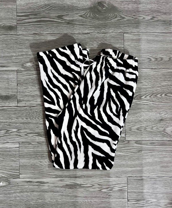 Producto - Pantalón plush cebra blanco y negro