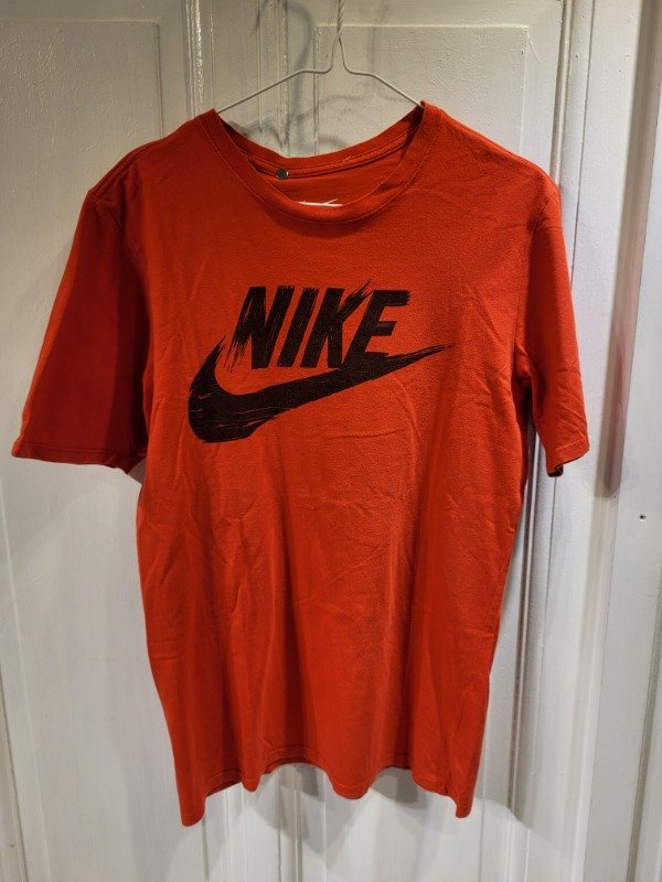 Producto - Remera NIKE colorada logo negro Talle M - PRECIO: 32X