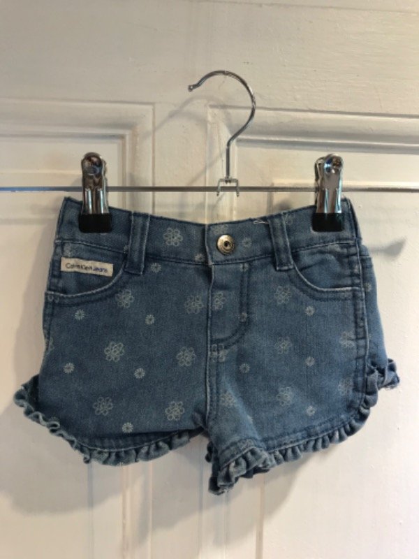 Producto - Short CALVIN KLEIN de jean azul con flores y volados- Talle 12 meses- PRECIO: 9x