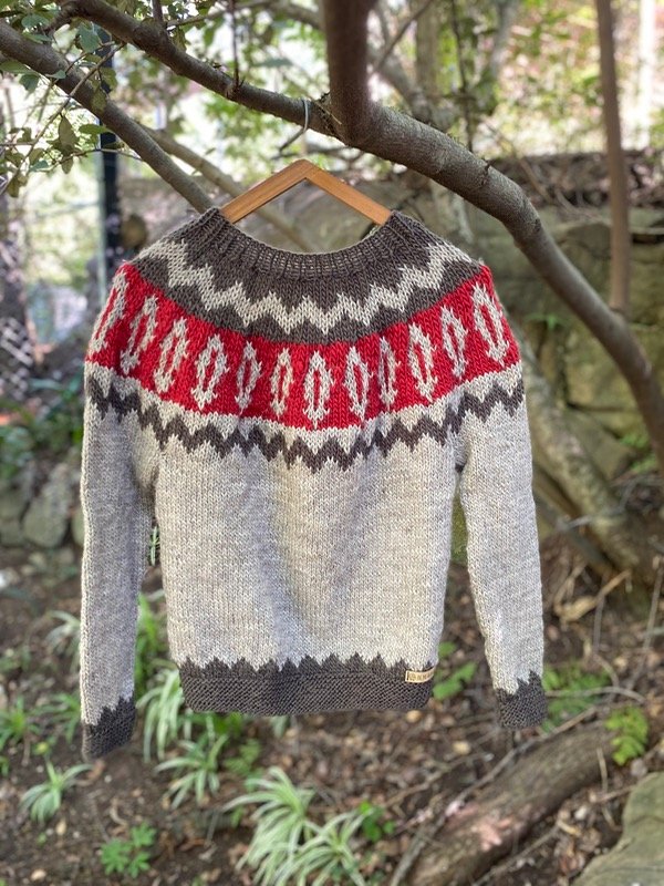 Producto - Sweater con guarda roja en canesú