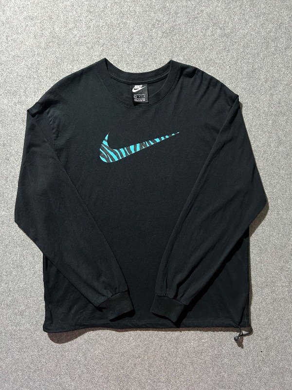 Producto - manga larga Nike Sportswear en color negro, Swoosh en el centro. Talle L