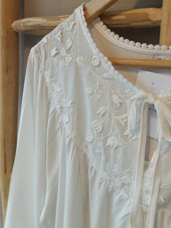 Producto - Blusa con bordado - AW284