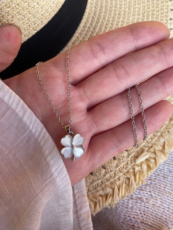 Producto - Collar giratorio Flor Blanca A.Q